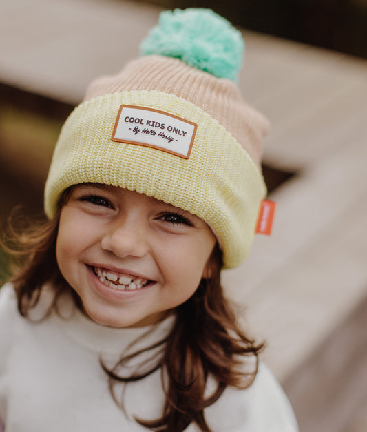 Gorro para crianças Color Block Gold, com pompom, forro polar, algodão orgânico, a partir dos 9 meses, Cool Kids Only!
